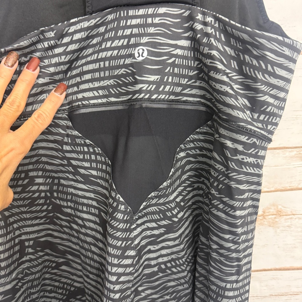 Lululemon Black Patterned Mesh Active Athletic Ta… - image 4